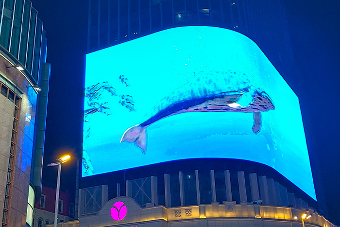 Audiovisual interaction in the square