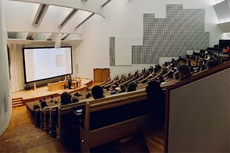 قاعة مؤتمرات كبيرة الحجم